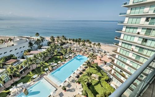 Marina Vallarta Apartamento | Icon Vallarta- PH rooftop with Jacuzzi!