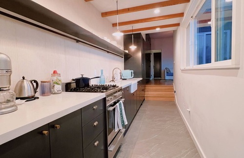 Financial District Cabaña | Iconic 2BR, Bay Views, Walk to SF Landmarks- Detached Cottage, at the Park