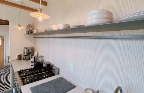 Financial District Cabaña | Iconic 2BR, Bay Views, Walk to SF Landmarks- Detached Cottage, at the Park