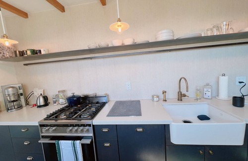 Financial District Cabaña | Iconic 2BR, Bay Views, Walk to SF Landmarks- Detached Cottage, at the Park