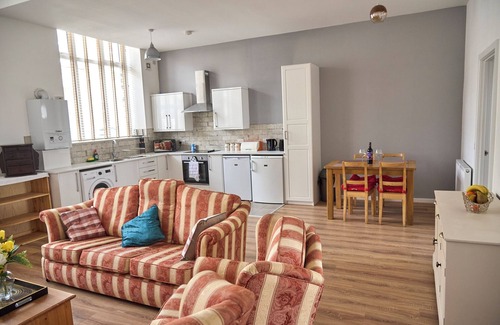 Littleborough Casa | Iconic Apartment in 1906 Dance Hall – Central Littleborough