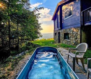 Kabletown Chalet De Esquí | Iconic Chalet with Sauna, Hot Tub, Fire Pit, Plunge