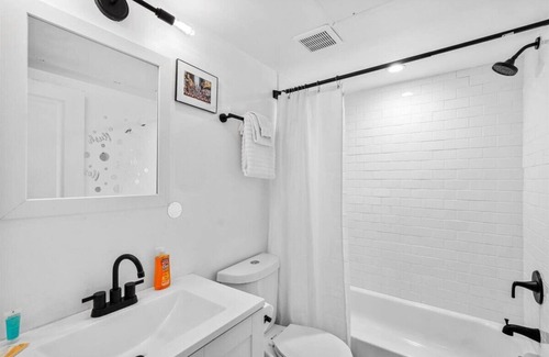 Petworth Cama Y Desayuno | Iconic DC Unit | Stunning Views | Graceful Balcony