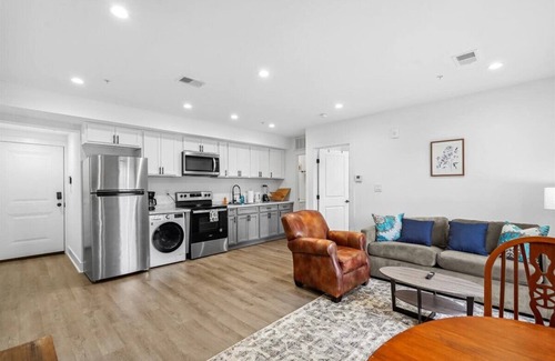 Petworth Cama Y Desayuno | Iconic DC Unit | Stunning Views | Graceful Balcony