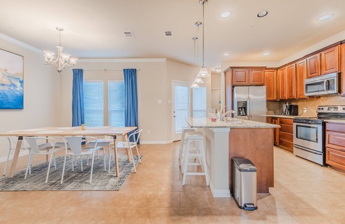 Irving Casa | Iconic Irving 3BD Home w/ King Bd Near DFW+Airport