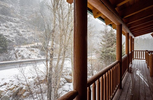 Idaho Springs Cabina | Iconic Log Cabin Escape Idaho Springs Hot Tub