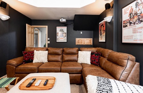 Idaho Springs Cabina | Iconic Log Cabin Escape Idaho Springs Hot Tub
