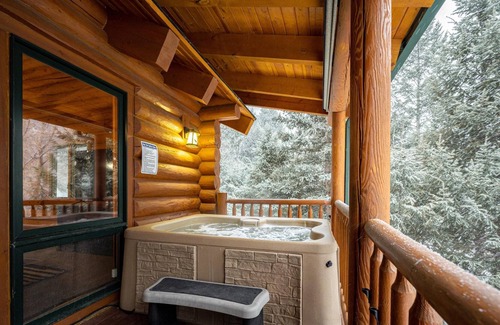 Idaho Springs Cabina | Iconic Log Cabin Escape Idaho Springs Hot Tub