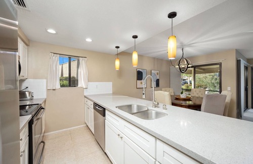 Palm Desert Condominio | Iconic Shadow Mountain Resort | Tennis | Celebrity playground with stunning views & prime location!