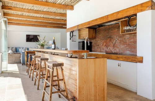 Klapmuts Villa | Iconic six bedroom all ensuite villa in the tranquil Cape Winelands