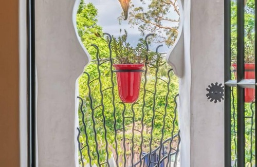 Laguna Apartamento | Estilo icónico y detalles coloridos: ¡impresionante casa en el centro de Santa Bárbara! *NUEVO*