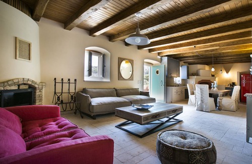 Aetos Villa | Villas icónicas, Villa Rosa con piscina privada e impresionantes vistas a la montaña.