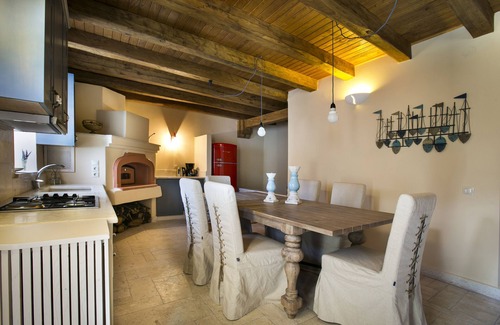 Aetos Villa | Villas icónicas, Villa Rosa con piscina privada e impresionantes vistas a la montaña.