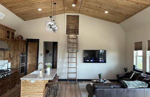 Goldsboro Cabina | Iconic West Texas Sunset and Scenic Views