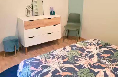 Angouleme Casa | Idéal pour couple, famille&pros - jusqu'à 6 pers - Classé 2 étoiles - Baignoire Balnéo - Espace de travail dédié - A 10min de la gare SNCF, du centre ville d'Angoulême, et du Musée de la BD - Parking privé et gratuit - Wifi gratuit
