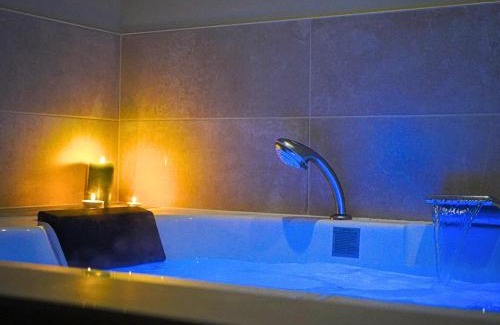 Angouleme Casa | Idéal pour couple, famille&pros - jusqu'à 6 pers - Classé 2 étoiles - Baignoire Balnéo - Espace de travail dédié - A 10min de la gare SNCF, du centre ville d'Angoulême, et du Musée de la BD - Parking privé et gratuit - Wifi gratuit