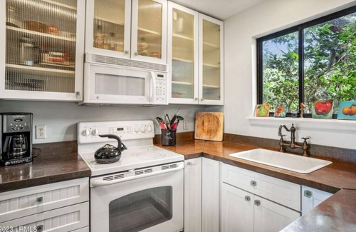 Dale Casa | Ideal beach getaway. House with large yard, oceanfront. (formerly named Lily)