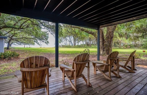 Dale Casa | Ideal beach getaway. House with large yard, oceanfront. (formerly named Lily)