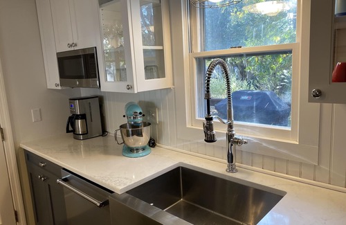 Edgartown Casa | Maravillosamente actualizado, Walk to Town, Aire acondicionado central, Cocina a gas