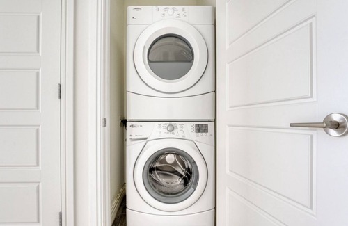 Waller Creek District Apartamento | Ideal Downtown Austin 1BR w/ Gym, Pool & W/D, nr Rainey St, by Blueground