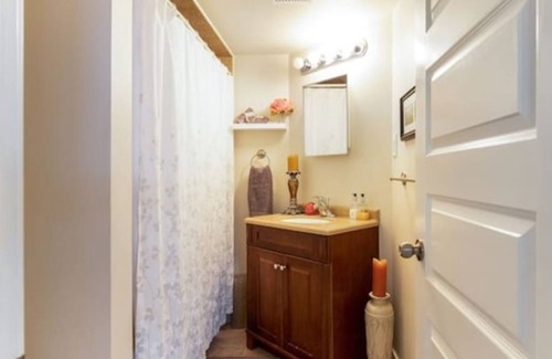 Kelowna Central Business District Apartamento | Ideal Downtown Location