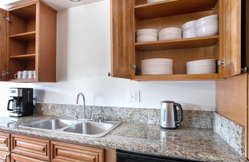 Encino Apartamento | Ideal Encino 2BR w/ W/D, Pool & Gym, nr Ventura Blvd, by Blueground