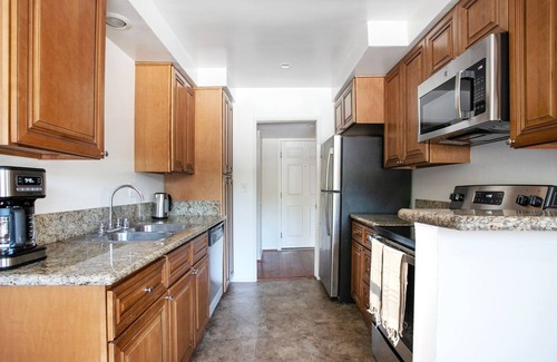 Encino Apartamento | Ideal Encino 2BR w/ W/D, Pool & Gym, nr Ventura Blvd, by Blueground