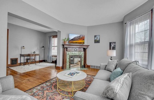 North Buffalo Apartamento | Ideal & Exquisite Elmwood Village Victorian
