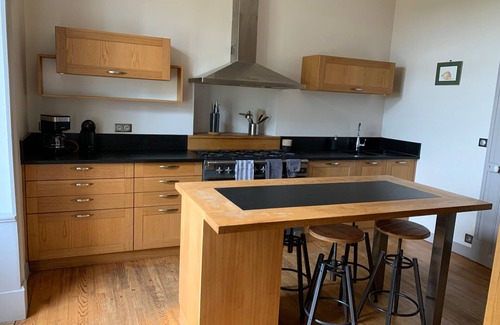 Juigne-sur-Sarthe Cabaña | Casa acogedora en Juigné-sur-Sarthe: capacidad para 12, cocina equipada, jardín y chimenea