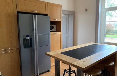 Juigne-sur-Sarthe Cabaña | Casa acogedora en Juigné-sur-Sarthe: capacidad para 12, cocina equipada, jardín y chimenea