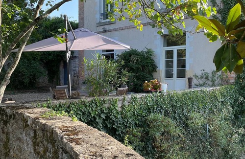 Juigne-sur-Sarthe Cabaña | Casa acogedora en Juigné-sur-Sarthe: capacidad para 12, cocina equipada, jardín y chimenea