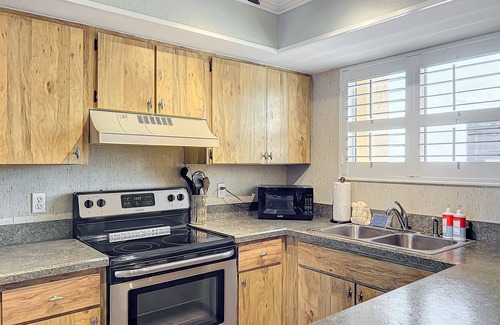 New Smyrna Beach Condominio | Ideal Family Friendly Beach Vacay. Beachfront & Steps to Flagler Ave