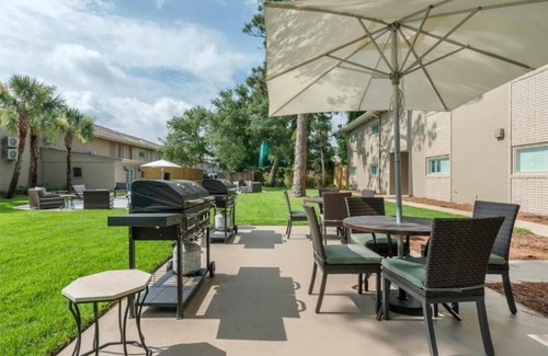 Jekyll Island Casa | Ideal Family Suite Minutes from Jekyll Island Fun | Onsite Pool, Free Parking!