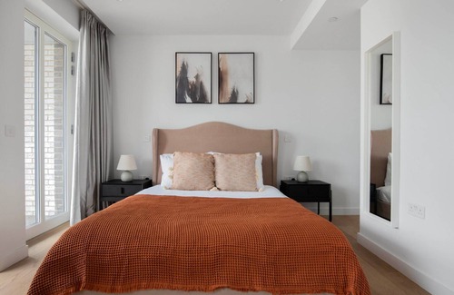 Holborn and Covent Garden Apartamento | Ideal Farringdon 2BR w/Indoor Pool, Cinema Room & Gym, by Blueground