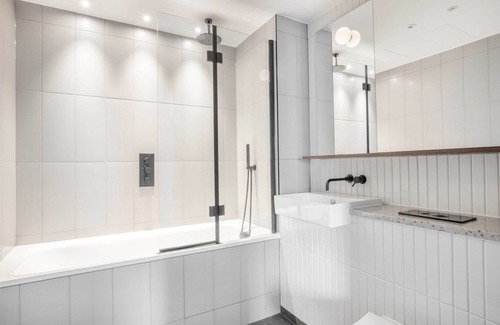 Holborn and Covent Garden Apartamento | Ideal Farringdon 2BR w/Indoor Pool, Cinema Room & Gym, by Blueground