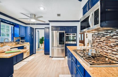 Bayshore Casa | Ideal for Groups! Sleeps 14, Pool, Spa Near Downtown