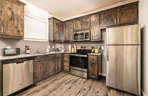 Denton Casa | Ideal Group Getaway Near Shopping & Dining