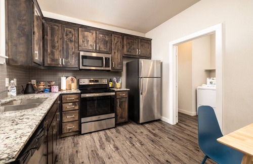 Denton Casa | Ideal Group Getaway Near Shopping & Dining