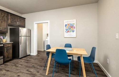 Denton Casa | Ideal Group Getaway Near Shopping & Dining