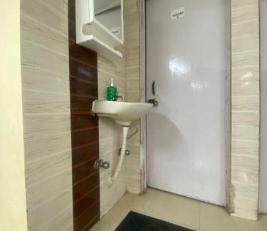 Vasant Vihar Apartamento | Ideal Hotel in posh Vasant Vihar BIG 1110 sq ft