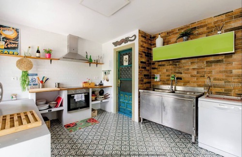 Oros Bajo Cabaña | Casa ideal para familias 13 pax ¡Gran jardín, barbacoa, parking y zona infantil!