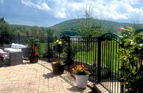 Bantam Casa | IDEAL LOCATION: Quiet 1-bedroom apartment, pool, garden, BBQ, lake view, hiking
