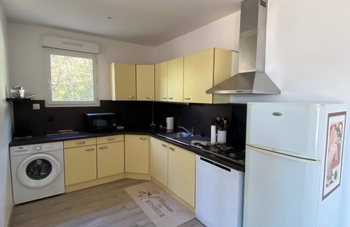 Viggianello Apartamento | Ideal location between the sea and the mountains, close to all Propriano's entertainment.