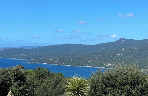 Viggianello Apartamento | Ideal location between the sea and the mountains, close to all Propriano's entertainment.