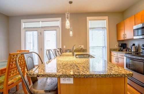 North Capitol Casa | Ideal Location, Walk Everywhere! Modern Townhome w/ Rooftop Deck & Private Baths
