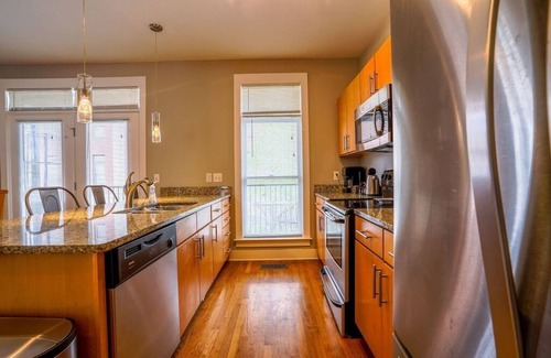 North Capitol Casa | Ideal Location, Walk Everywhere! Modern Townhome w/ Rooftop Deck & Private Baths