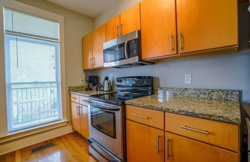 North Capitol Casa | Ideal Location, Walk Everywhere! Modern Townhome w/ Rooftop Deck & Private Baths