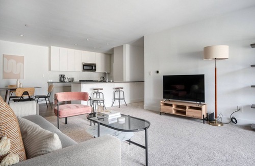Sharon Heights Apartamento | Ideal Menlo Park 1BR w/ Gym & Spa, nr Farmer's Markets, by Blueground