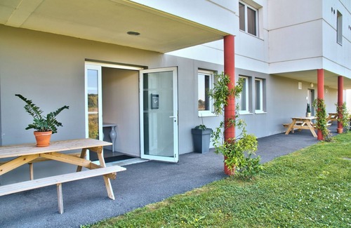 Mouguerre Casa | Ideal Mix of Comfort and Value! 2 Comfortable Units, Pets Allowed, Free Parking!