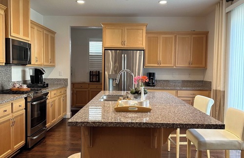 Nut Tree Casa | Ideal Monthly Stay: Master Bedroom Near Kaiser Permanente and Travis AFB